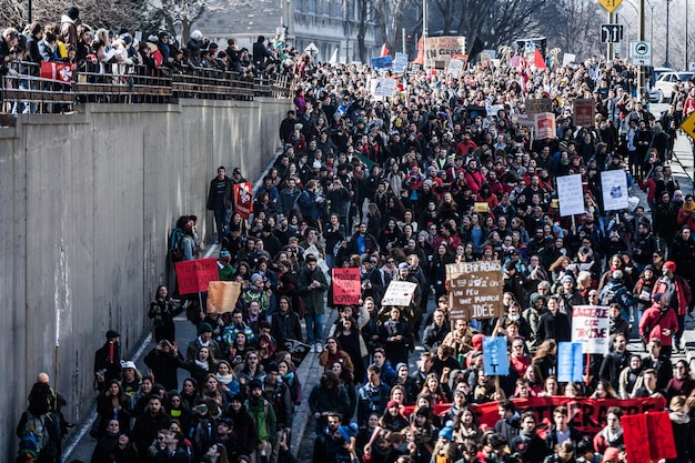 Vista superior dos manifestantes caminhando nas ruas lotadas