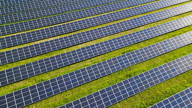 Vista superior dos painéis solares em um dia ensolarado de verão na Europa