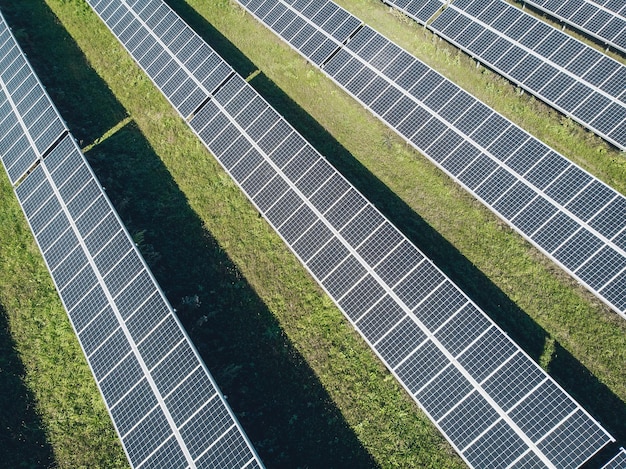 Vista superior dos painéis solares em uma fileira. Longos painéis solares sob o sol