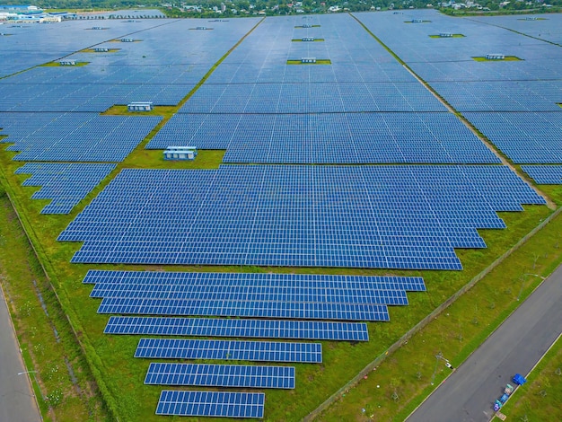 Vista superior dos painéis solares na fazenda Fonte alternativa de eletricidade painéis solares absorvem a luz solar como fonte de energia para gerar eletricidade criando energia sustentável