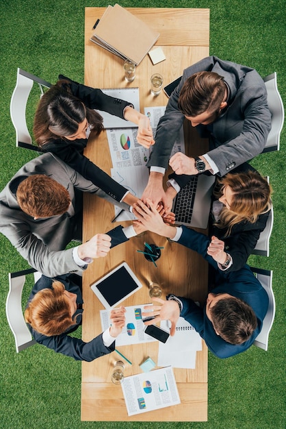 Vista superior dos parceiros de negócios à mesa no escritório, relação de colaboração do trabalho em equipe de empresários