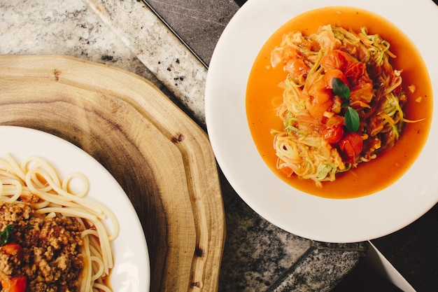 Vista superior de dos platos uno con pasta y el otro con salsa de tomate