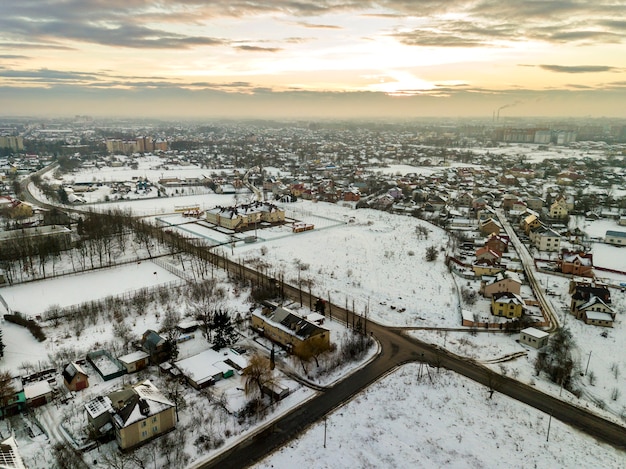 Vista superior dos subúrbios da cidade ou belas casas de cidade pequena na manhã de inverno no fundo do céu nublado. conceito de fotografia aérea drone.