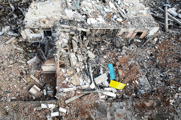 Vista superior del edificio destruido Vista aérea de las ruinas del edificio con los colores de la bandera ucraniana