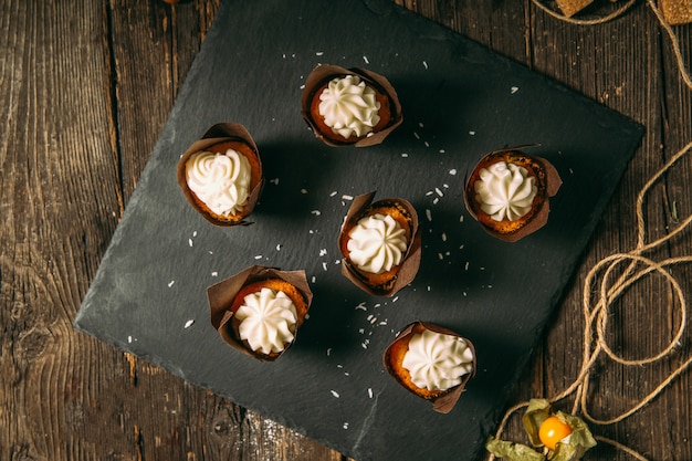 Vista superior em bolos doces de sobremesa com creme