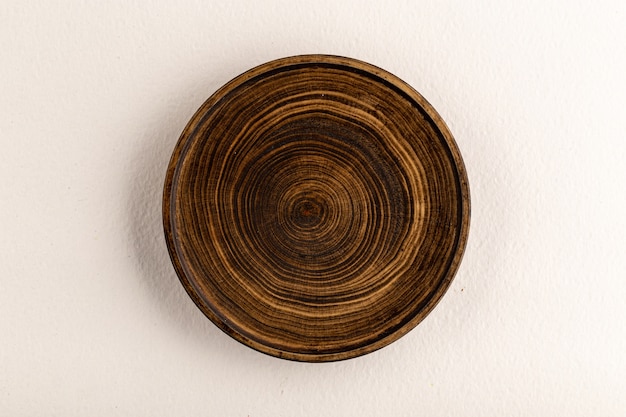 Vista superior em placa de madeira marrom isolada