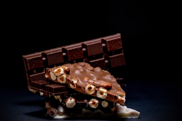 Vista superior em seção em uma barra de chocolate escuro com avelãs