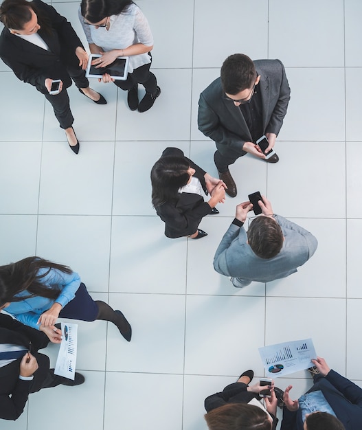 Vista superior. empleados discutiendo datos financieros antes de la reunión.