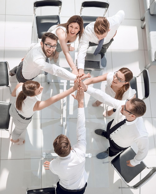 Vista superior Los empleados de la empresa se dan cinco el concepto de trabajo en equipo