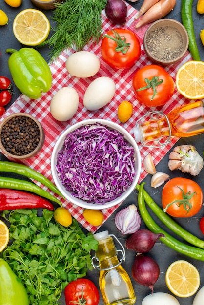 Vista superior Ensalada de col roja con verduras frescas Verduras y huevos sobre fondo oscuro Ensalada fotográfica Dieta saludable Color Alimentos Leche