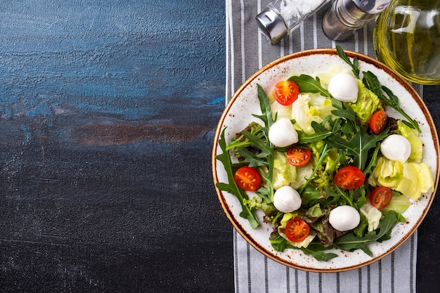 Vista superior de ensalada de dieta con rúcula y verduras frescas. Copia espacio