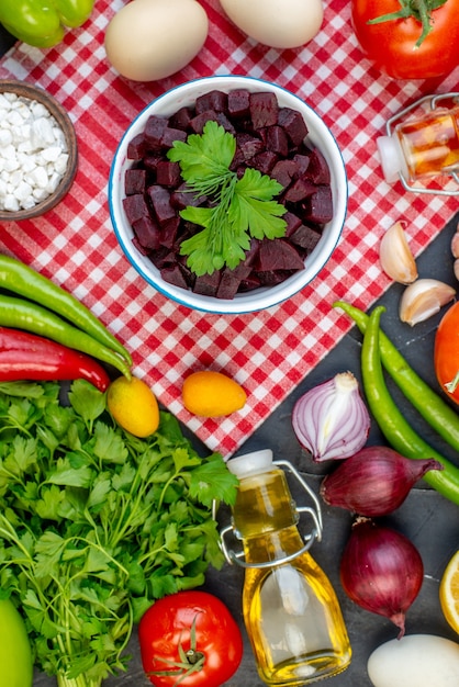 Vista superior Ensalada de remolacha con verduras frescas Verduras y huevos sobre fondo oscuro Almuerzo Foto en color Dieta Ensalada de alimentos Salud Comida de bocadillo