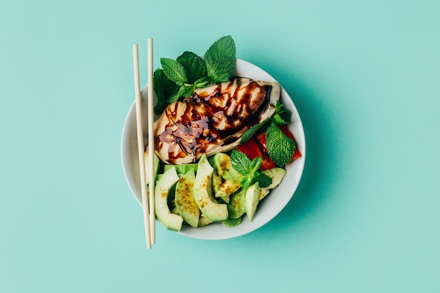 Vista superior de una ensalada con verduras de carne y frutas sazonadas con salsa sobre un fondo beige con espacio libre para texto