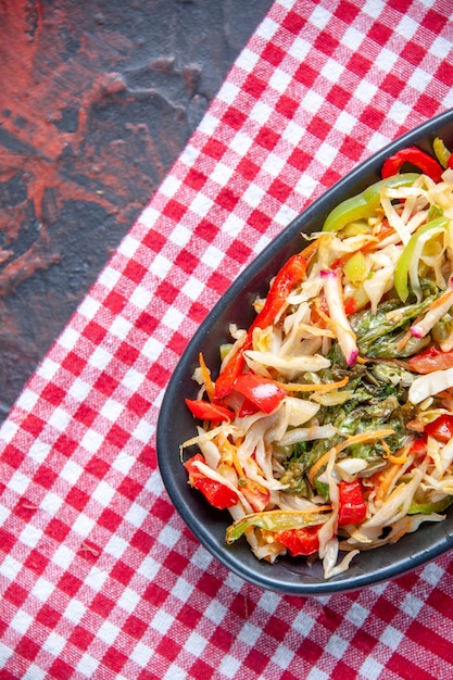 Vista superior ensalada de verduras frescas dentro de la placa larga sobre la superficie oscura comida cocina color comida dieta almuerzo horizontal