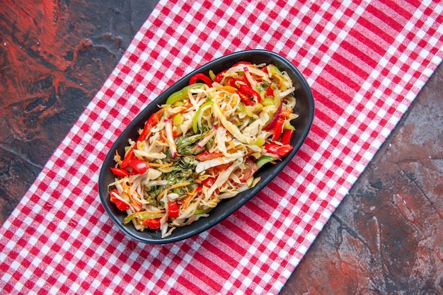 Vista superior ensalada de verduras frescas en el interior de la placa larga en la superficie oscura comida cocina de color dieta saludable almuerzo horizontal