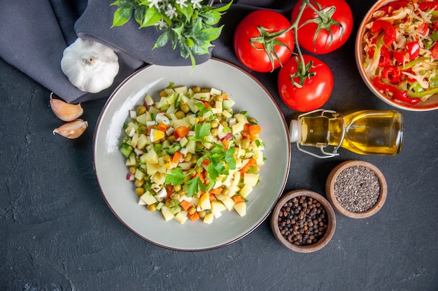Vista superior ensalada de verduras con tomates rojos y condimentos sobre fondo oscuro dieta horizontal almuerzo color comida pan comida cocina salud