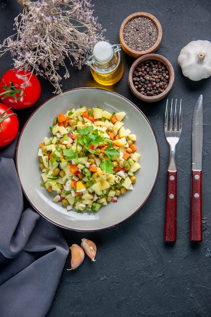 Vista superior ensalada de verduras con tomates rojos y condimentos en la superficie oscura dieta salud horizontal cocina almuerzo comida de color pan alimentos