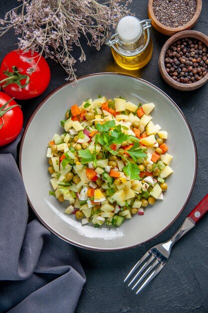 Vista superior de ensalada de verduras con tomates rojos sobre la superficie oscura dieta cocina horizontal comida de color comida de pan