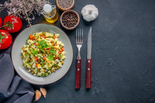 Vista superior ensalada de verduras con tomates rojos sobre la superficie oscura dieta salud horizontal cocina almuerzo comida pan comida