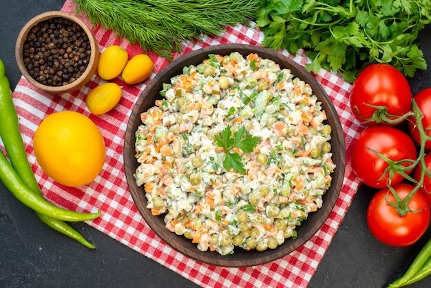 Vista superior ensalada de verduras con verduras frescas y verduras sobre fondo oscuro ensalada comida madura carne de color festivo