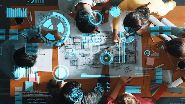 Vista superior del equipo de negocios mirando la pantalla de la computadora portátil y compartiendo el simposio de ideas