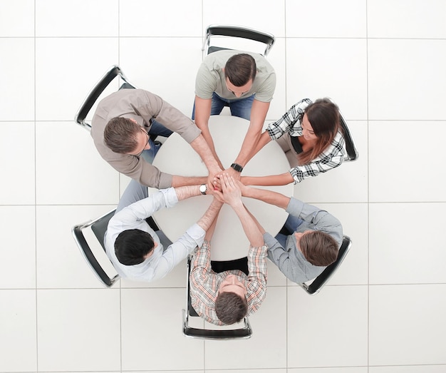 Vista superior del equipo de negocios que se está preparando para una foto de sesión de lluvia de ideas con espacio de copia