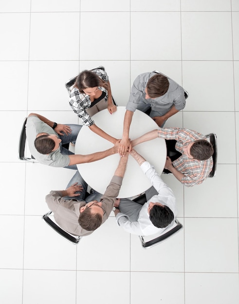 Vista superior equipo de negocios único sentado en la foto de la mesa redonda con espacio de copia