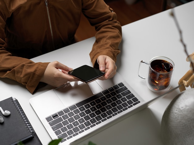 Vista superior del escritorio con una computadora portátil y una taza de café