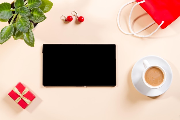 Vista superior del escritorio de una mesa de trabajo femenina