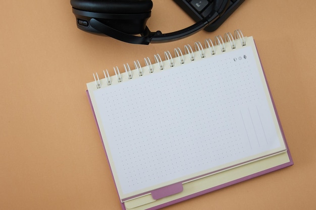 Vista superior de un escritorio de oficina blanco con un cuaderno