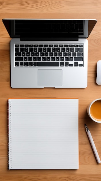 Vista superior de un escritorio con una taza de café y un bolígrafo para portátil