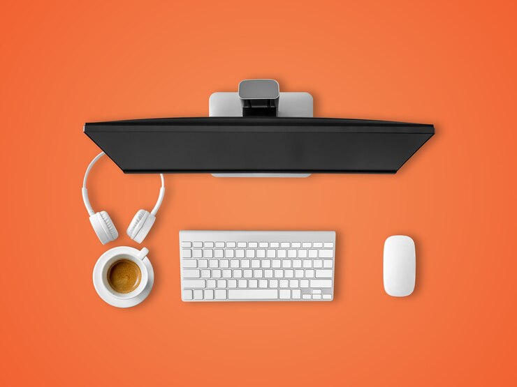 Foto vista superior del escritorio con el teclado y el ratón de los auriculares del café.