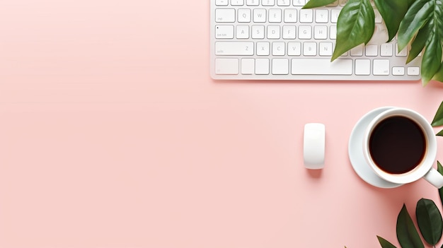 vista superior del espacio de trabajo con computadora y taza de café sobre un fondo rosa pastel