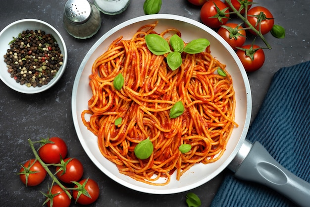 Vista superior de espagueti con salsa de tomate en una sartén