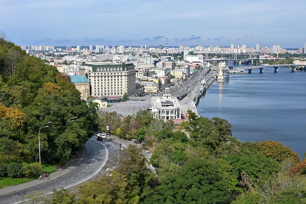 Vista superior de la estación fluvial y el puente que cruza el río Dniéper en la ciudad de Kyiv