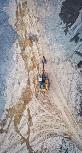 Foto vista superior de la excavadora de pie en los campos foto