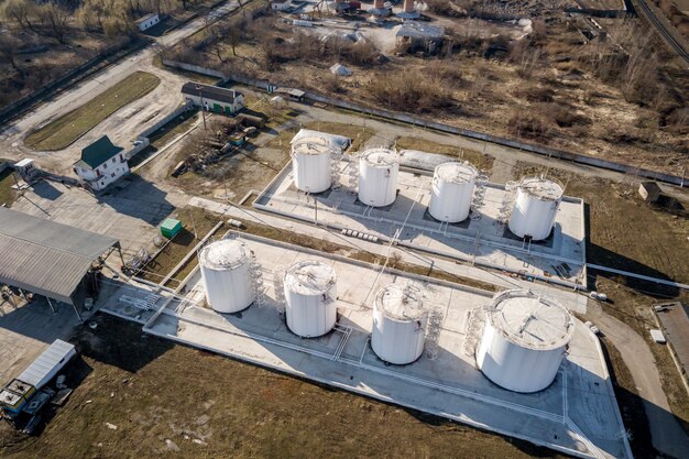 Vista superior de la fábrica industrial de la refinería de petróleo. Contenedores cilíndricos de metal blanco.