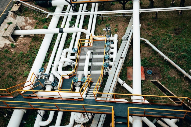 Vista superior de la fábrica de válvulas y tubos largos de acero durante la refinería de la industria petroquímica en la destilería de gas y petróleo
