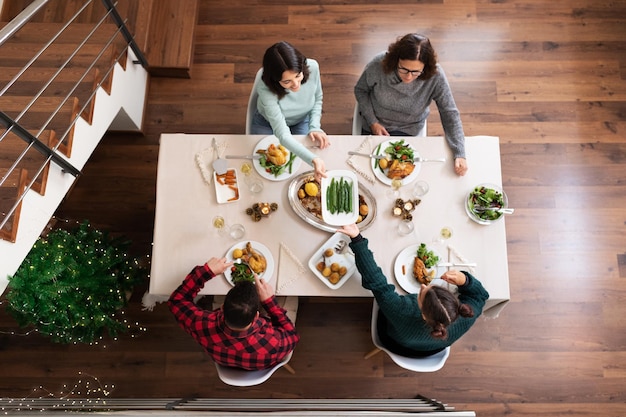 Vista superior de una familia caucásica cenando juntos la cena de Navidad en casa Celebración festiva