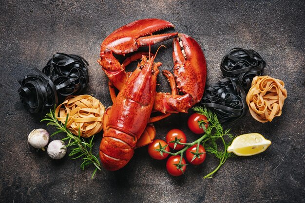 Foto vista superior de la famosa pasta italiana liguine con ingredientes de langosta comida gourmet para las vacaciones