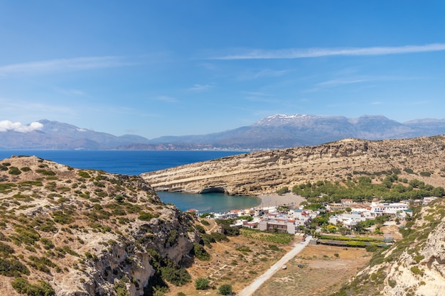 Vista superior de la famosa playa de Matala en la isla de Creta