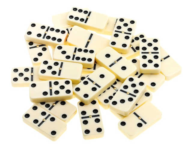 Vista superior de fichas de dominó dispersas