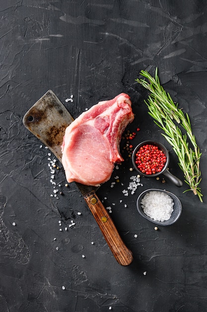 Vista superior del filete de chuleta de cerdo orgánico crudo con ingredientes