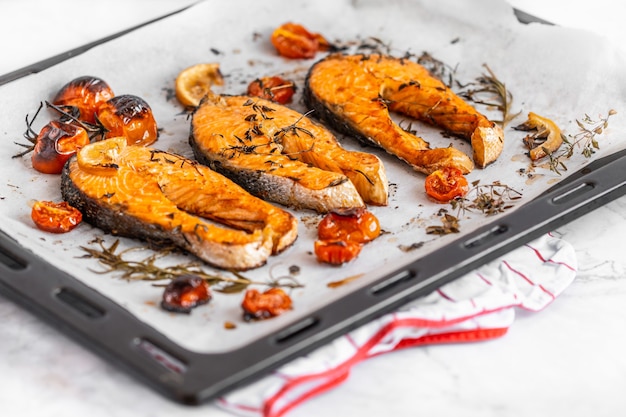 vista superior filetes de salmón al horno