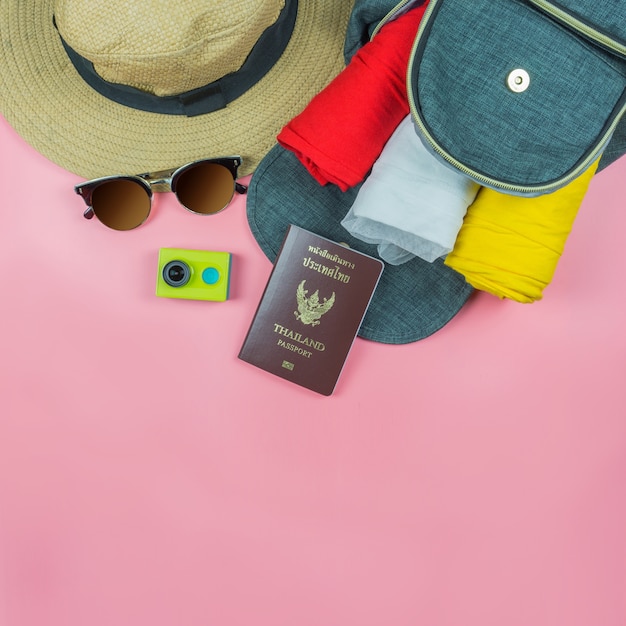 Vista superior Flat lay, Viajes y vacaciones Concepto de moda en rosa