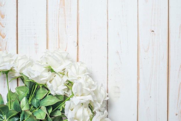 Foto vista superior de flores de boda en madera blanca