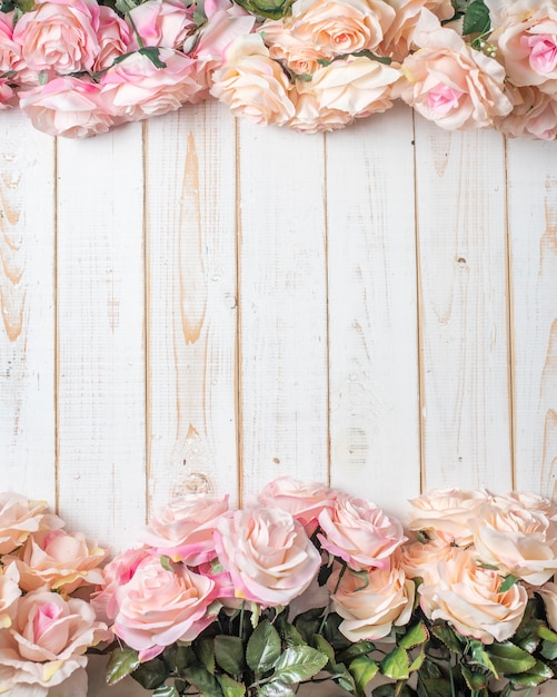 Vista superior de flores de boda sobre fondo de madera blanca