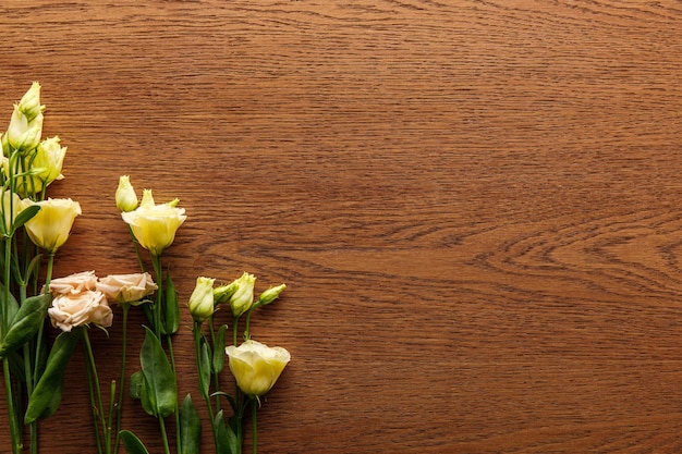 Vista superior de flores florecientes de eustoma sobre fondo de madera