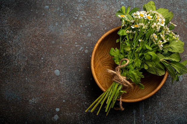 Vista superior de flores y hierbas frescas para la medicina herbaria natural y la homeopatía