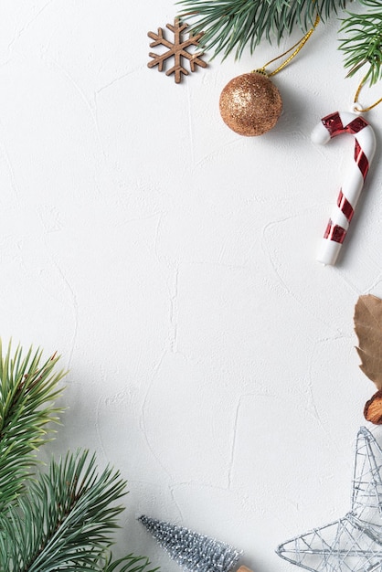 Vista superior del fondo de adornos navideños sobre fondo blanco de mesa con espacio de copia, concepto de celebración navideña.